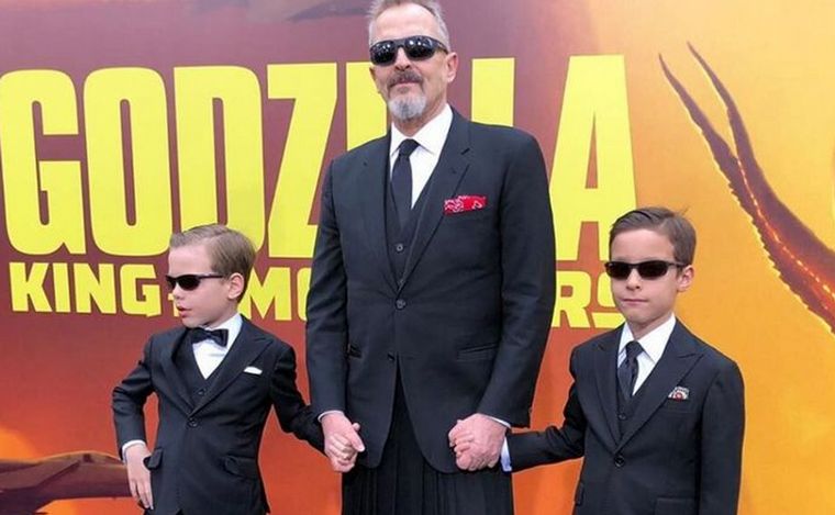 FOTO: El cantante español con sus hijos biológicos durante un estreno.