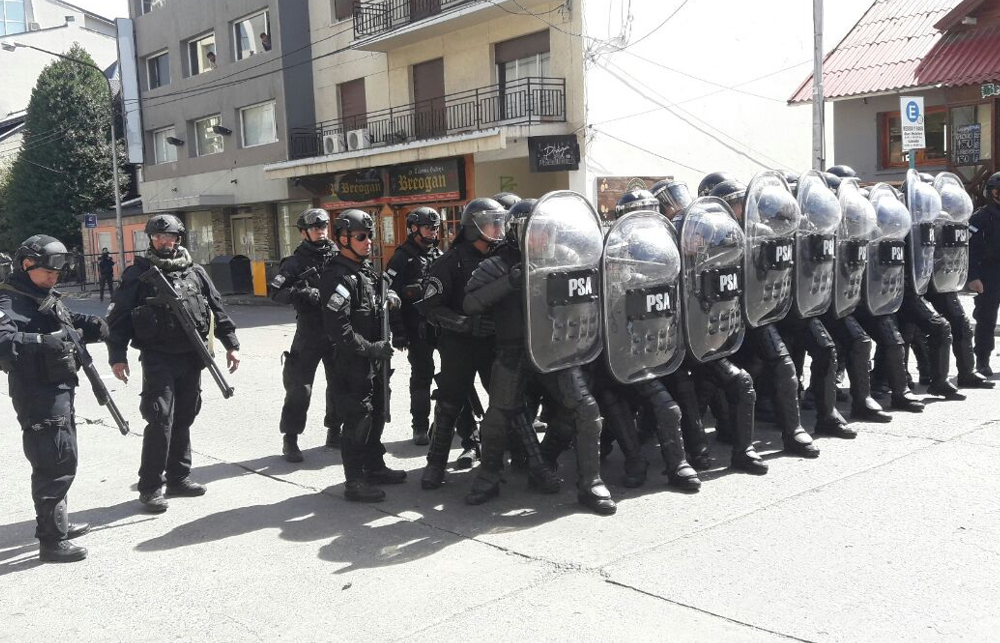 Caso Jones Huala: Incidentes en Bariloche, en las afueras del juzgado