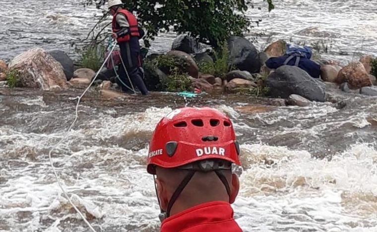 Rescatan a dos hombres atrapados por crecida del río en Cuesta Blanca – Notas – Rony en Vivo