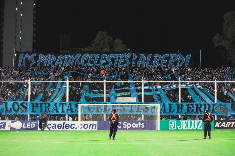 Batalla campal entre barrabravas de Los Andes y Talleres (RE)